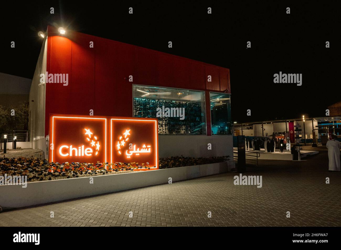 '11.14.2021 - Dubai, VAE - Chile Pavillon auf der Expo 2020 in der Nacht im Sustainability District ' Stockfoto