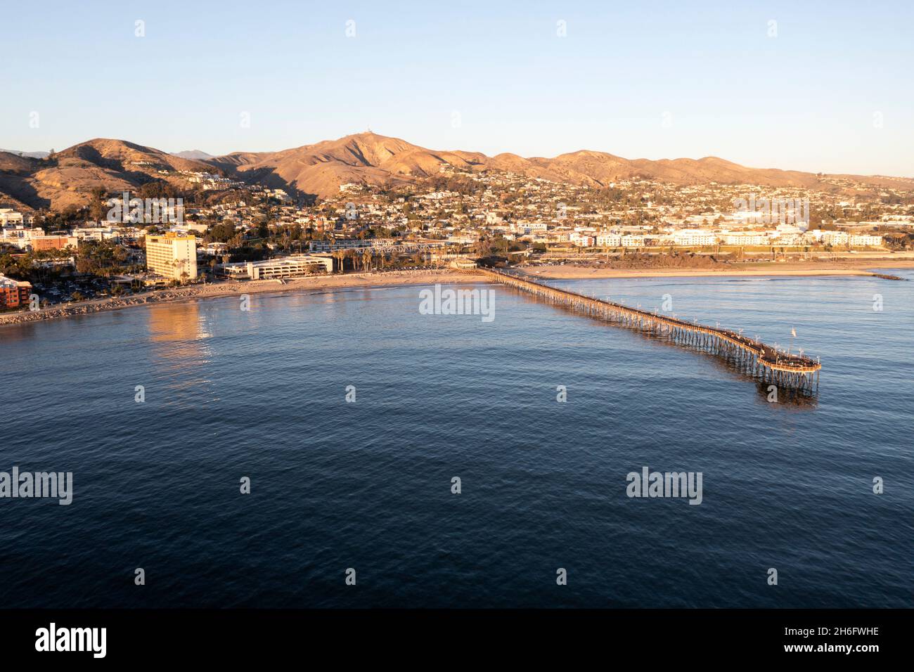 Luftaufnahme des Ventura Pier entlang der Pazifikküste von Südkalifornien bei Sonnenuntergang Stockfoto