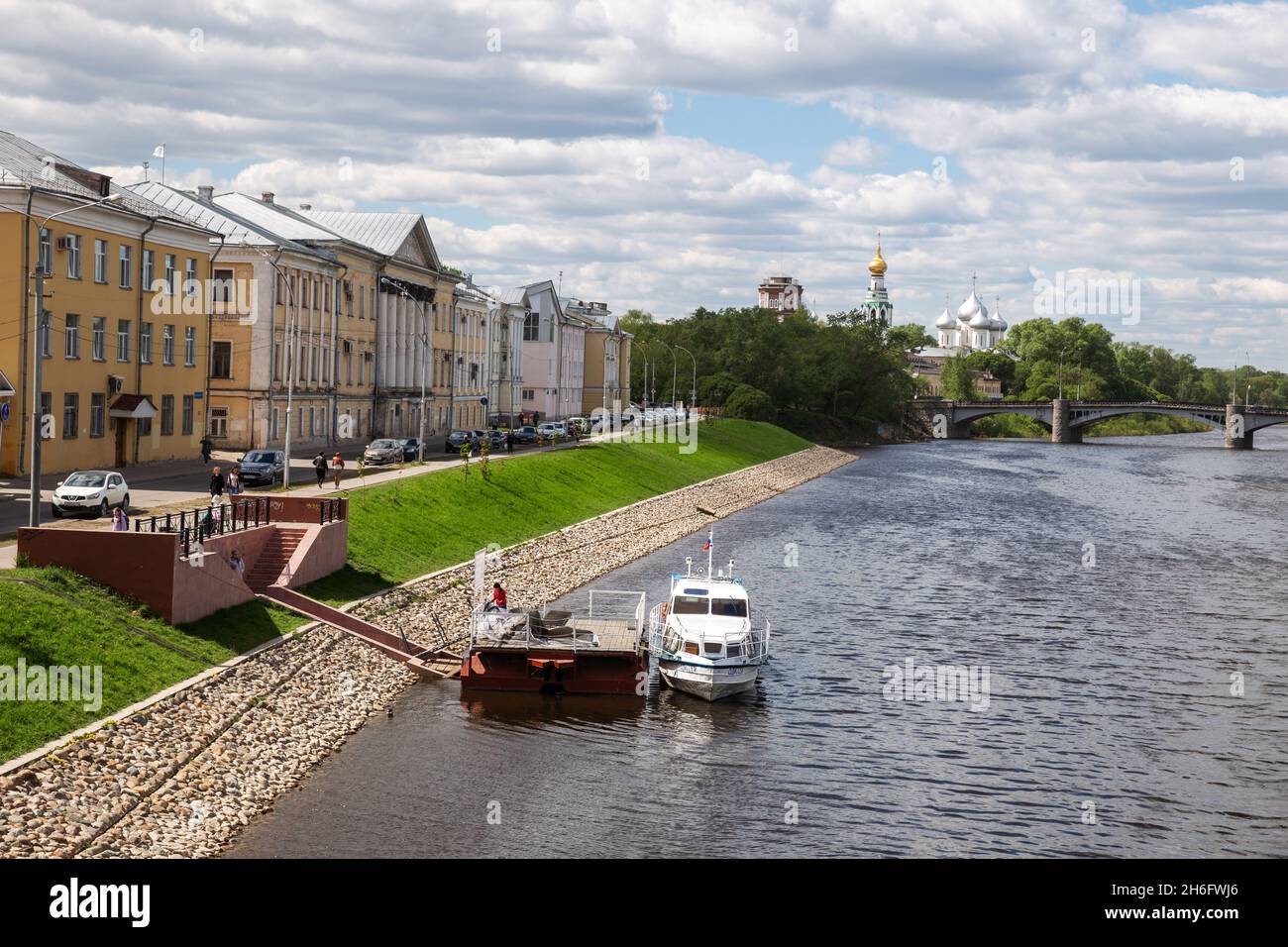 Vologda, Russland - 17. Mai 2019: Blick auf den Pretschistenskaya-Damm des Flusses Wologda und die Sophienkathedrale mit einem Glockenturm Stockfoto