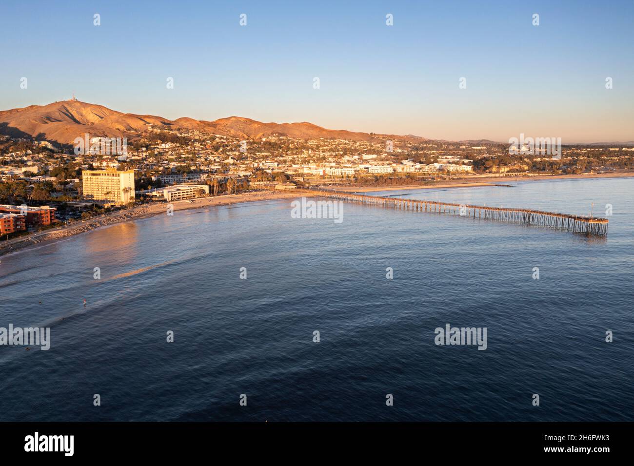 Luftaufnahme des Ventura Pier entlang der Pazifikküste von Südkalifornien bei Sonnenuntergang Stockfoto