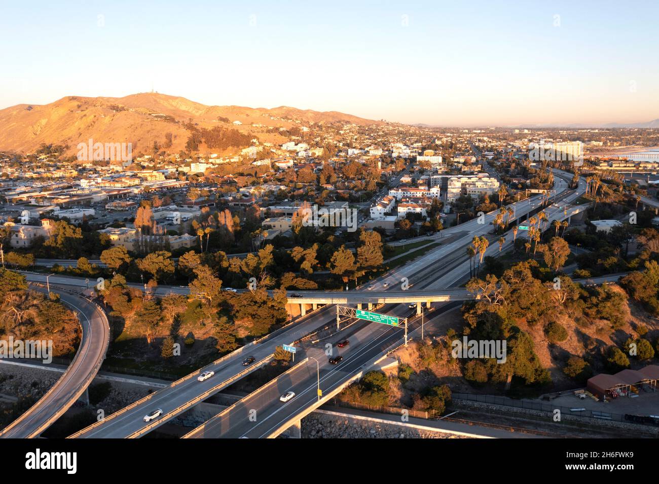 Autobahn 101 in Richtung Süden durch die Innenstadt von Ventura, Kalifornien Stockfoto