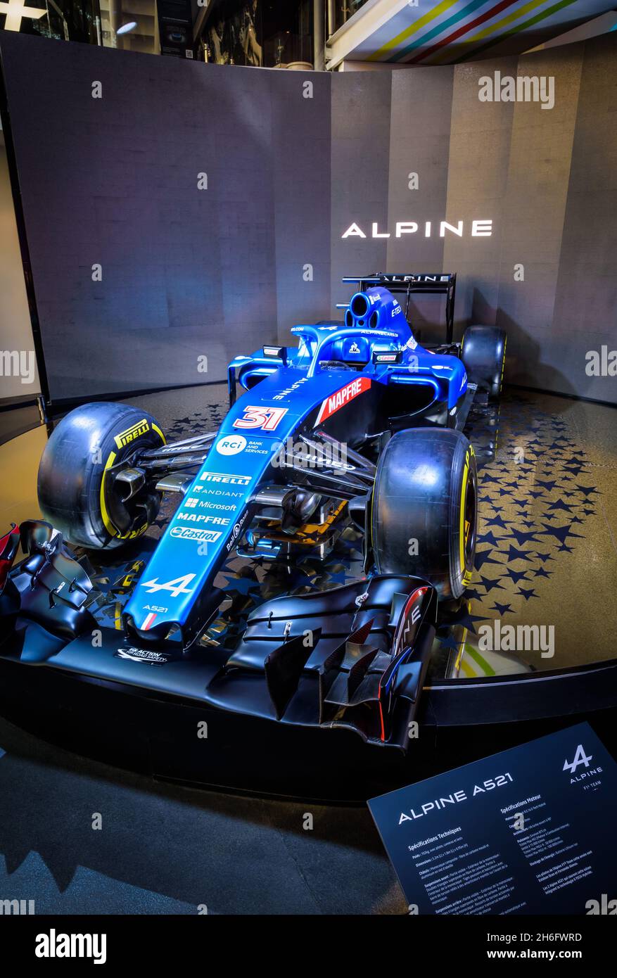 Der Alpine A521-Rennwagen, der an der FIA Formel 1 (F1) Weltmeisterschaft 2021 teilnimmt, wurde im Atelier Renault Showroom in Paris, Frankreich, ausgestellt. Stockfoto