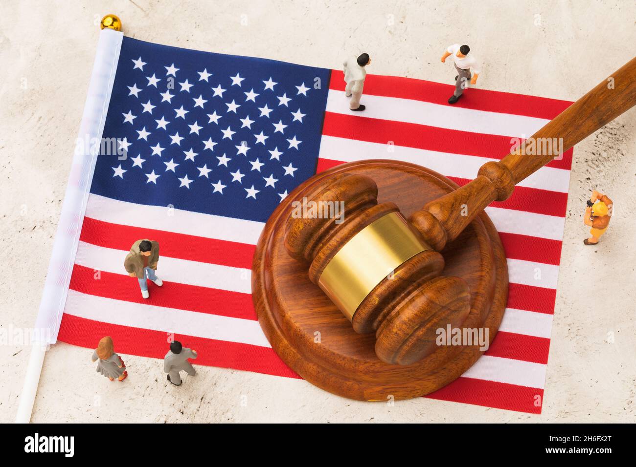 Richter Gavel, USA Flagge und Kunststoff-Spielzeug Männer, American Society Rechtsstreit Konzept Stockfoto