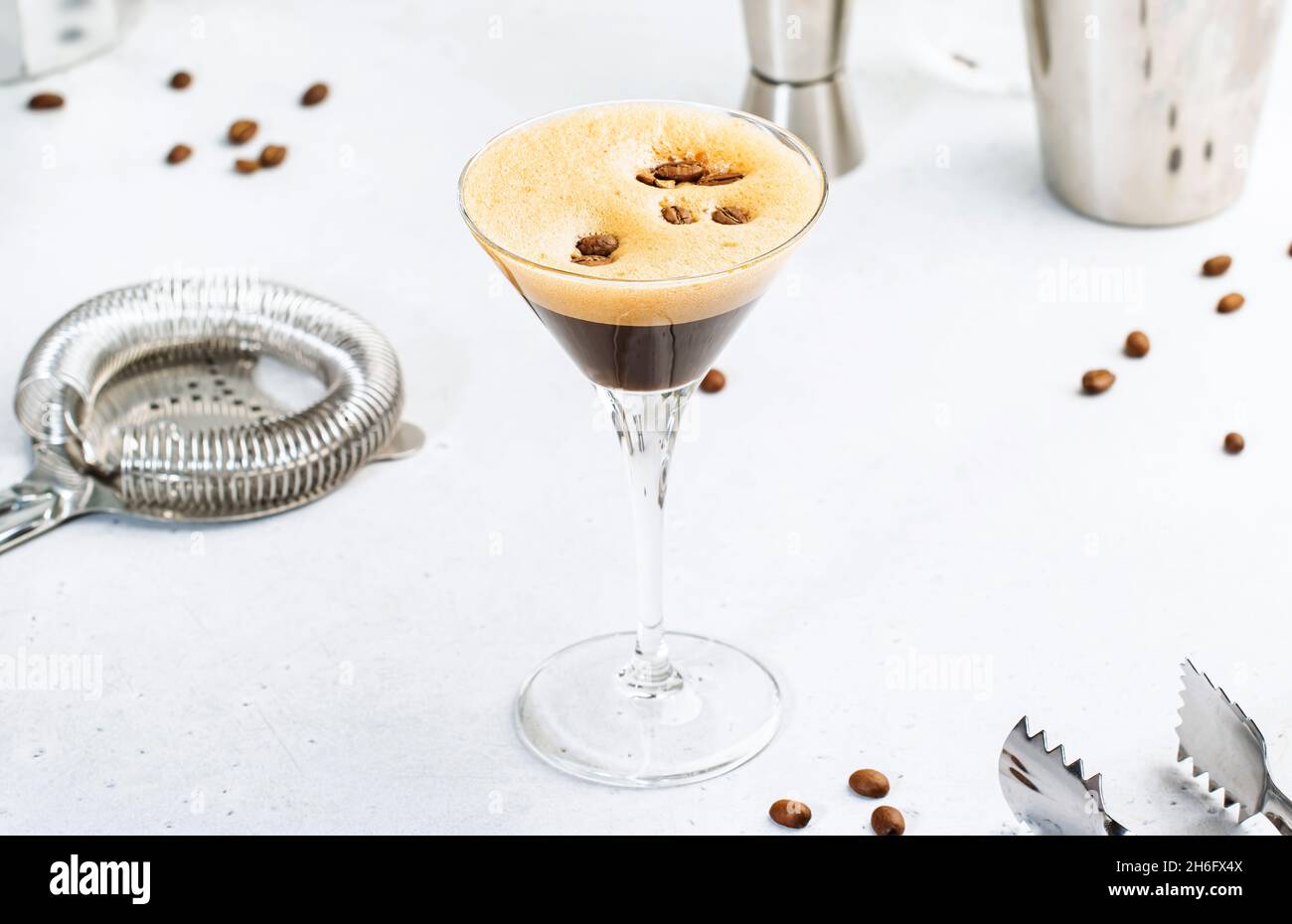 Espresso martini, trendiger Alkoholcocktail mit Wodka, Kaffeelikör, Sirup und Eis, schwarzer