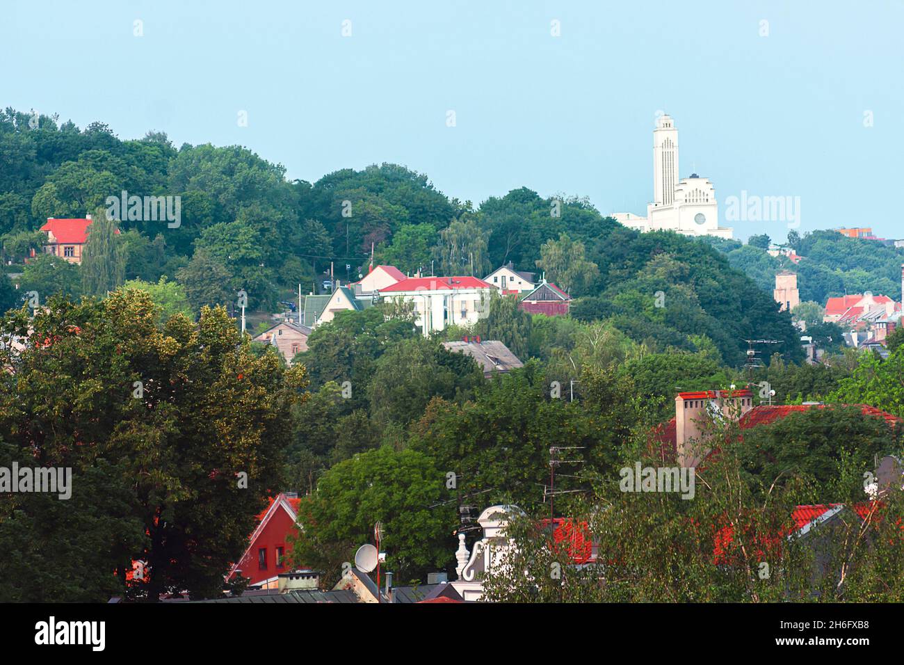 Häuser mit roten Dächern unter grünen Bäumen in Zaliakalnis (dem grünen Hügel) in Kaunas, Litauen Stockfoto