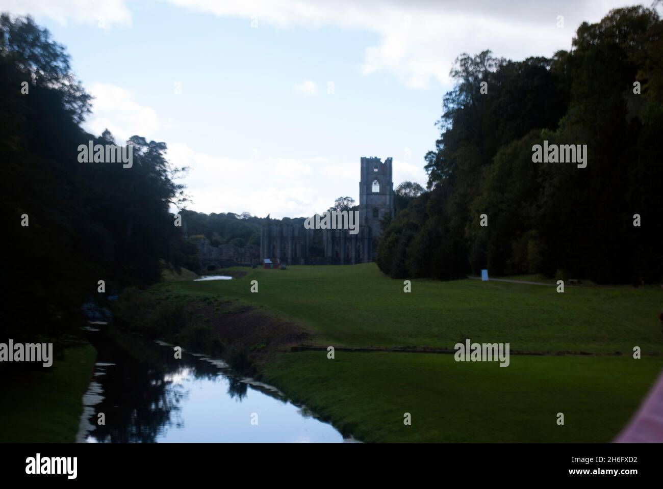 Tower of Fountains Abbey und River Skell, Studley Royal Water Gardens, Studley Royal Park, Aldfield, in der Nähe von Ripon, North Yorkshire, England Stockfoto