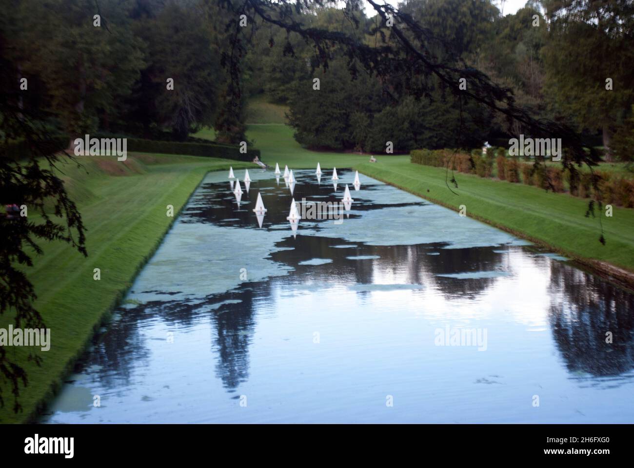 „Drifted“-Pyramidenskulptur in den Studley Royal Water Gardens, Studley Royal Park, Fountains Abbey, Aldfield, in der Nähe von Ripon, North Yorkshire, England Stockfoto