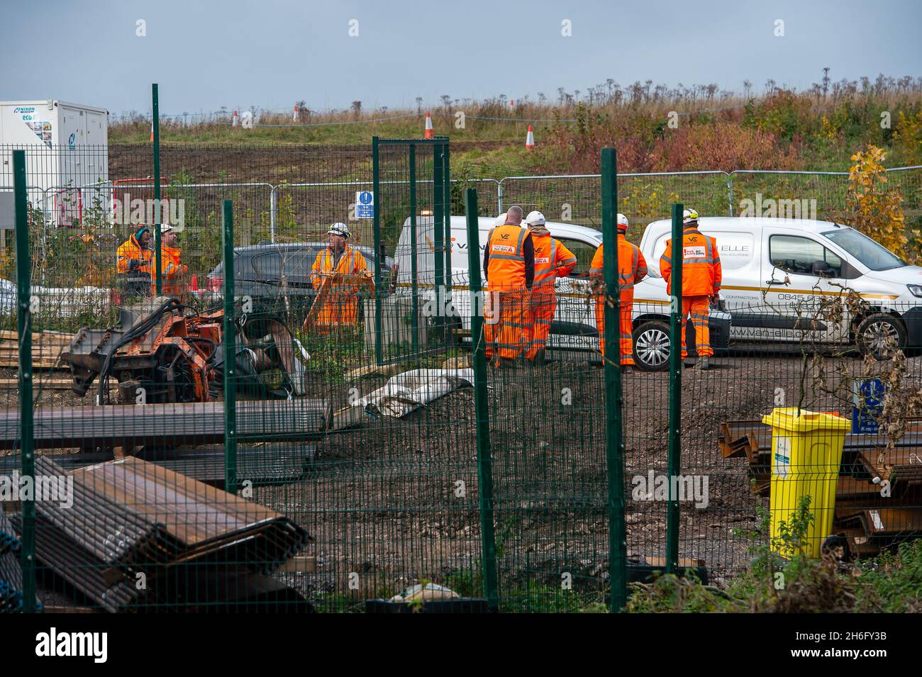 Wendover, Großbritannien. November 2021. HS2 Nachdem HS2 die letzten beiden Demonstranten aus den Tunneln unter dem Kriegslager Wendover Active Resistance vertrieben hatte, begann HS2 heute sofort mit dem Baumschlag. Sie schlossen heute auch die Chiltern Rail-Strecke in Wendover, um am Ufer der bestehenden Eisenbahnlinie zu arbeiten, indem sie Stahlträger einbauten, um zu verhindern, dass der Boden von ihrem Bau auf die Eisenbahnlinie fällt. Quelle: Maureen McLean/Alamy Stockfoto