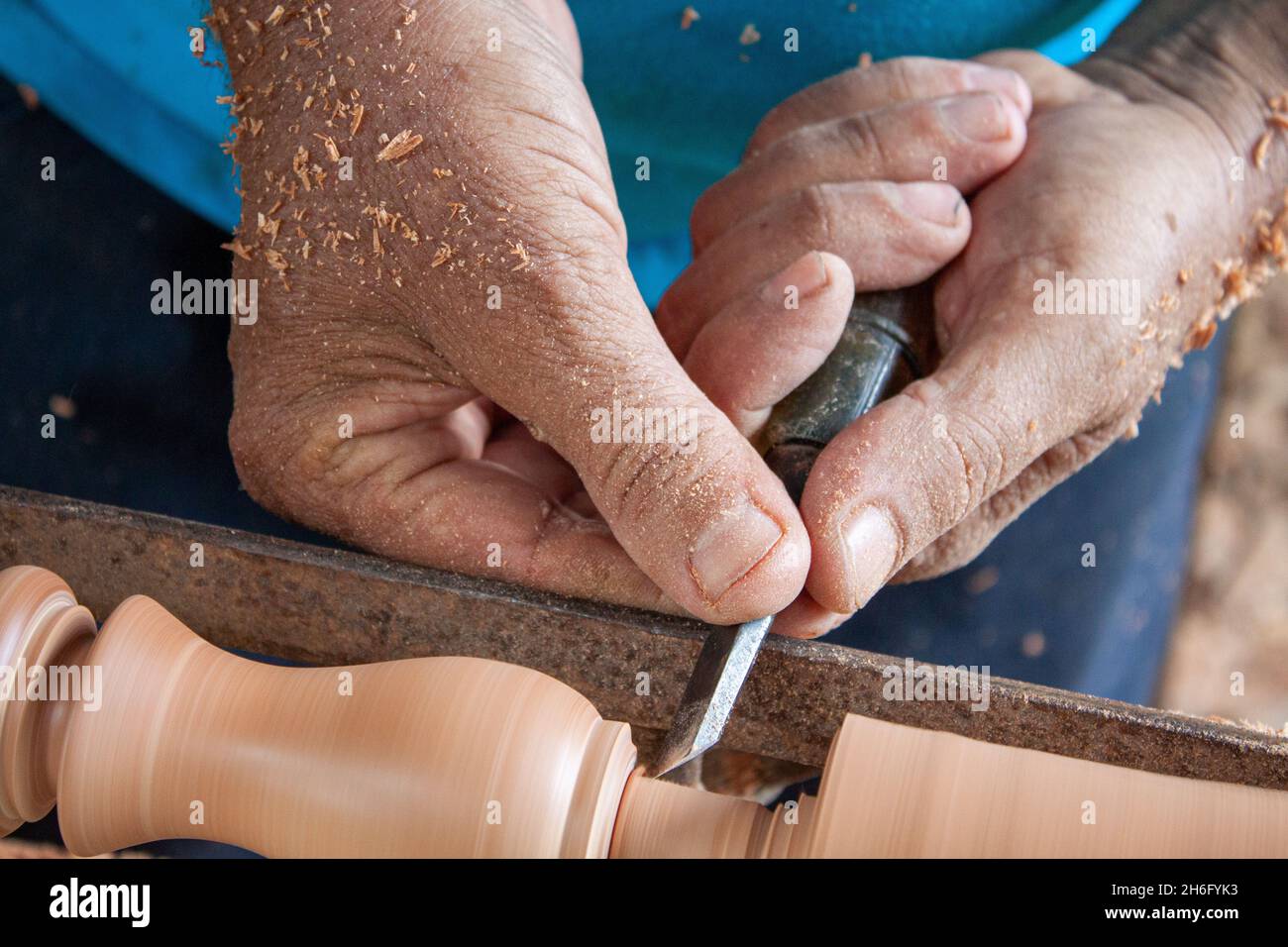 Ältere Hände drehen Holz Stockfoto