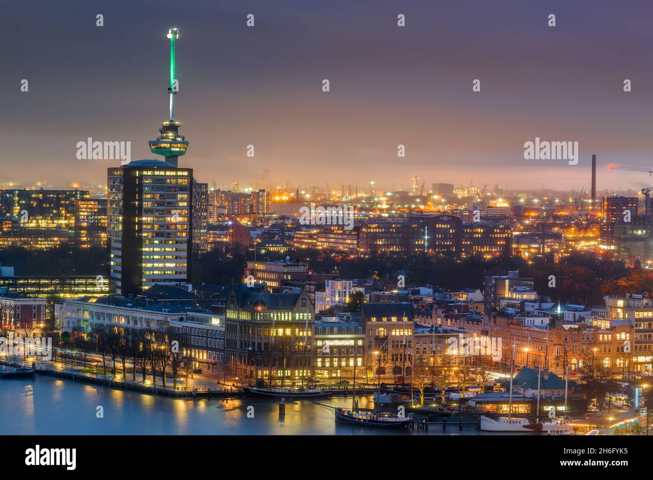 Rotterdam, Niederlande Stadtbild am Nieuwe Maas River bei Nacht. Stockfoto