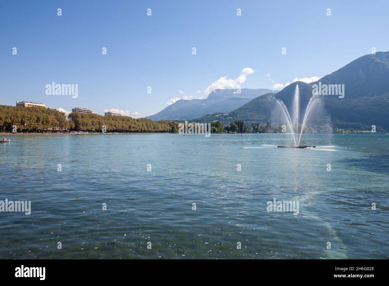 Ein Brunnen auf dem See in Annecy, Frankreich Stockfoto