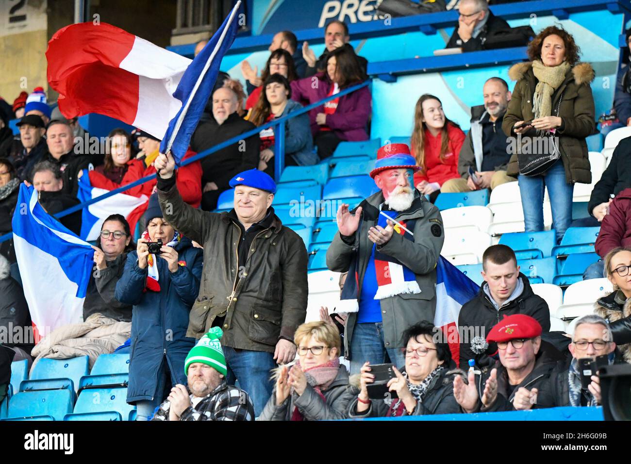 Cardiff, Wales. 23. Februar 2020. Einige französische Rugby-Fans vor dem sechs-Nationen-Meisterschaftsspiel der Frauen zwischen Wales und Frankreich im Cardiff Arms Park in Cardiff, Wales, Großbritannien, am 23. Februar 2020. Quelle: Duncan Thomas/Majestic Media/Alamy Live News. Stockfoto