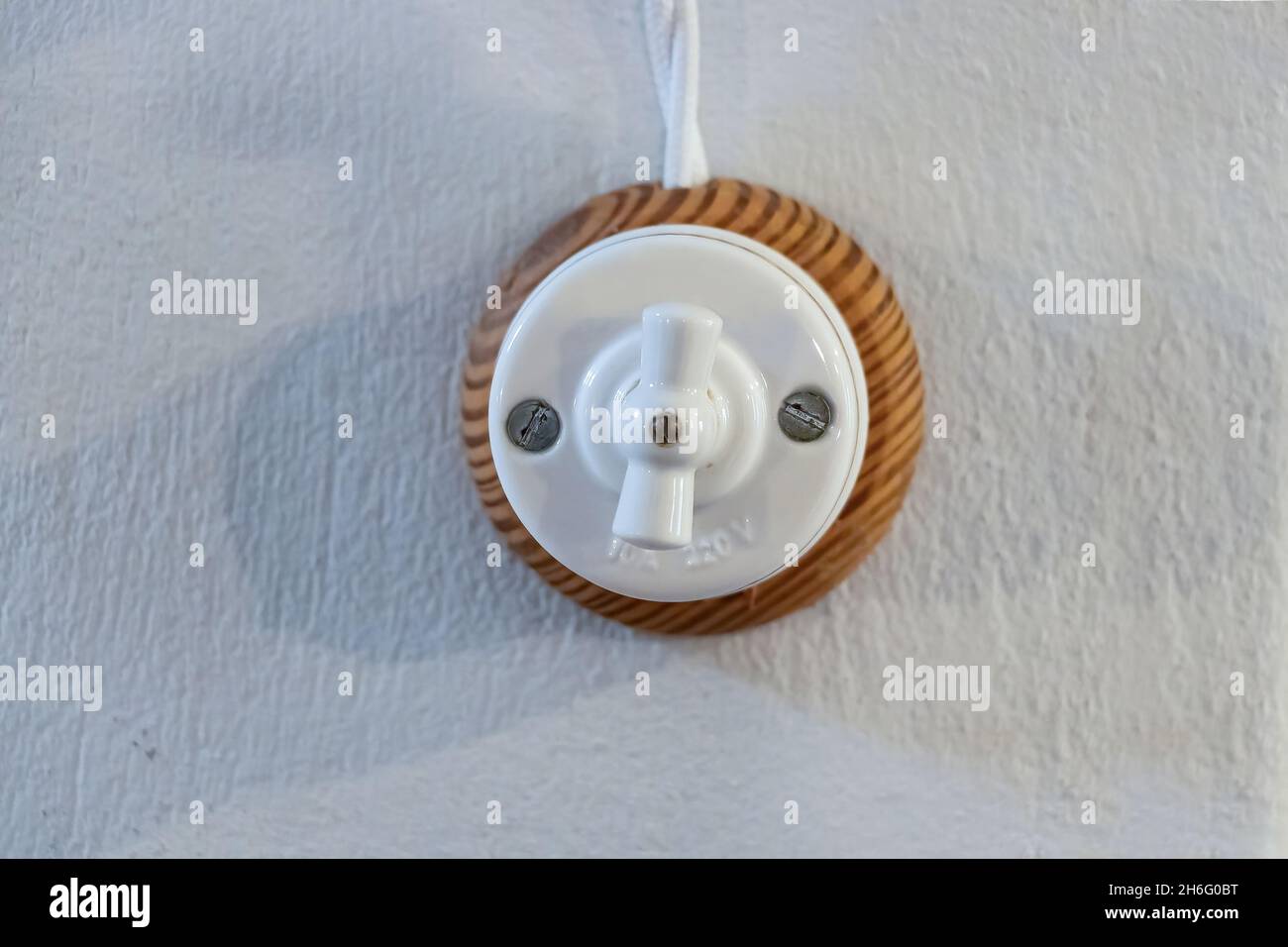 Alter runder, drehbetätigter Lichtschalter Stockfoto