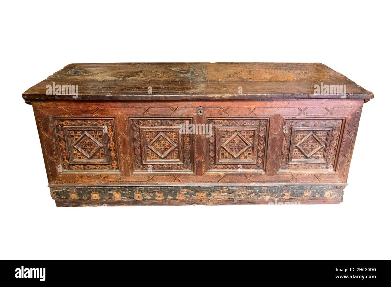 Alte Holzkiste für den Transport von Kleidung und Gegenständen isoliert auf weißem Hintergrund Stockfoto