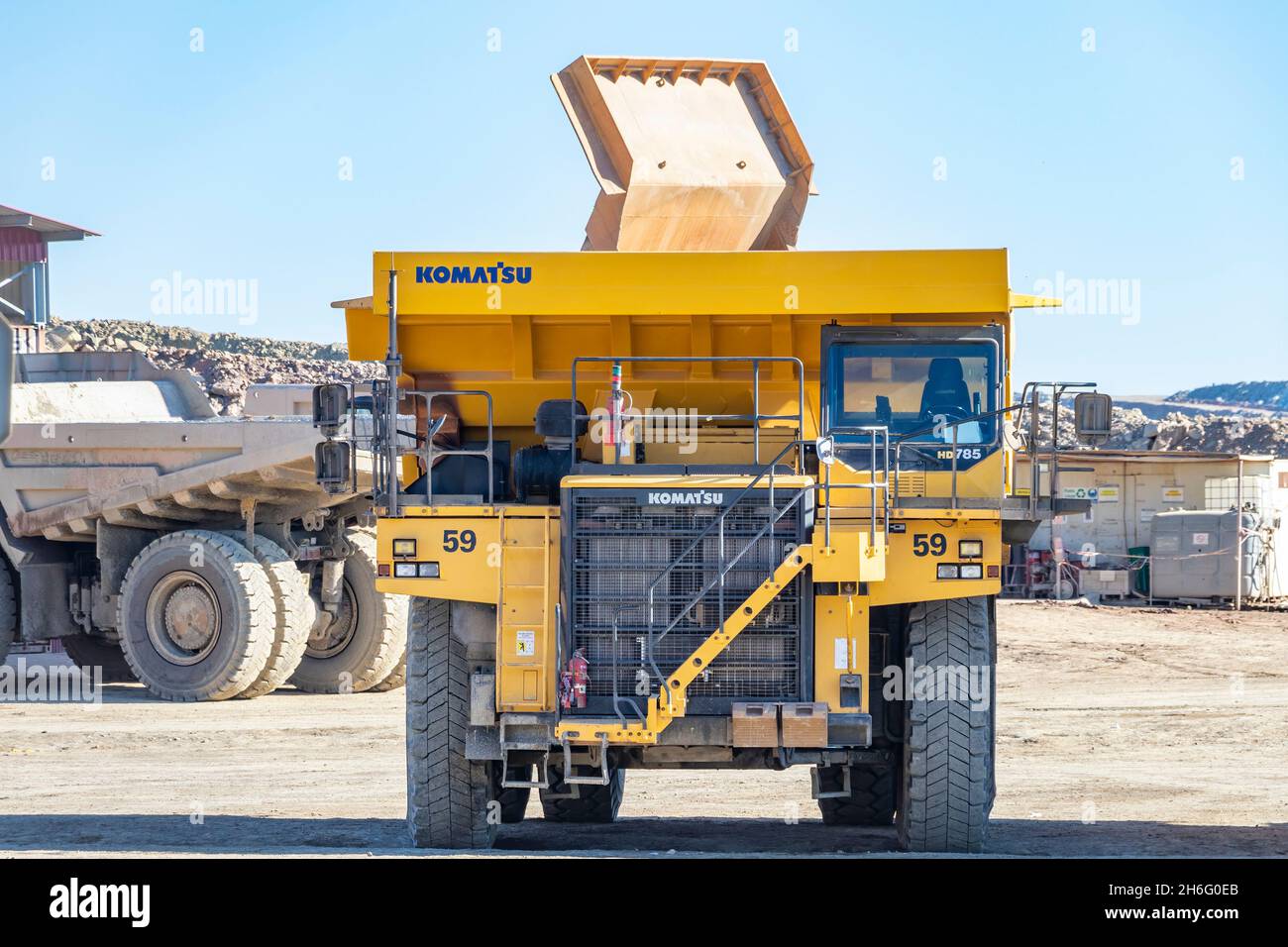 Huelva, Spanien - 13. November 2021: Komatsu Mining Trucks in Corta Atalaya Tagebaugrube. Tiefaushub von Pyrit und Extraktion von Koop-Mineralien Stockfoto