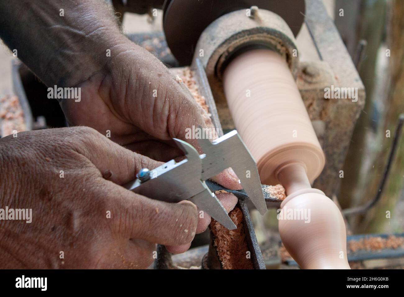 Ältere Hände drehen Holz Stockfoto