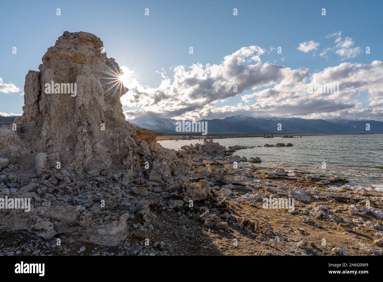 Felsformationen an der Küste des Sees gegen einen bewölkten Himmel im Inyo National Forest Peterson, USA Stockfoto