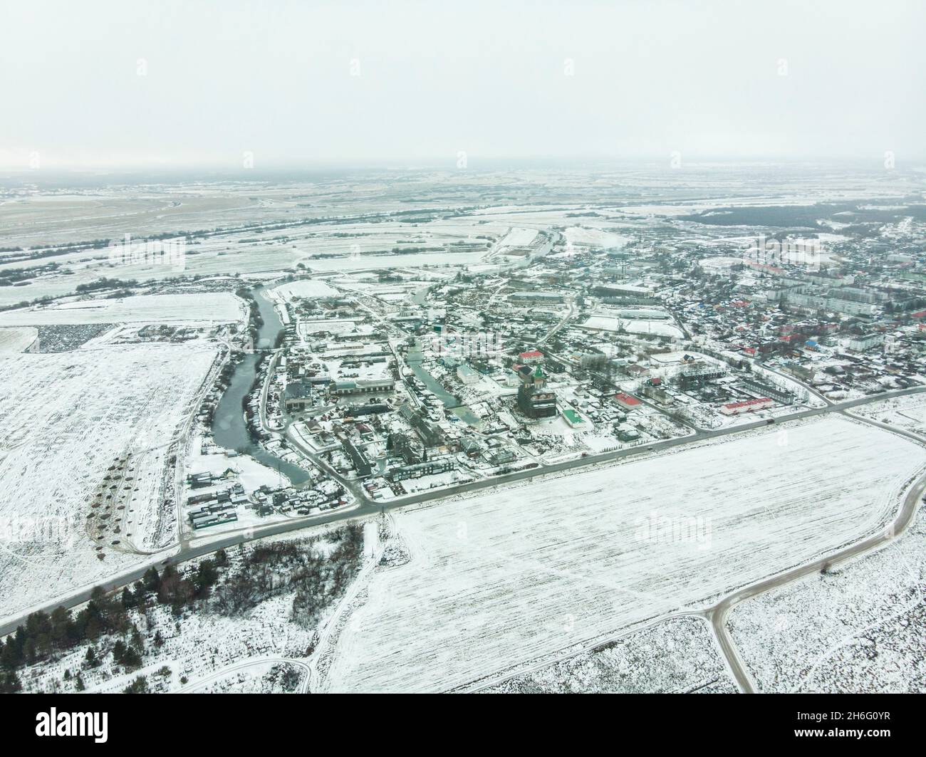 Blick auf das Dorf Kholmogory. Ein Dorf am Ufer der nördlichen Dvina. Russland, Region Archangelsk Stockfoto