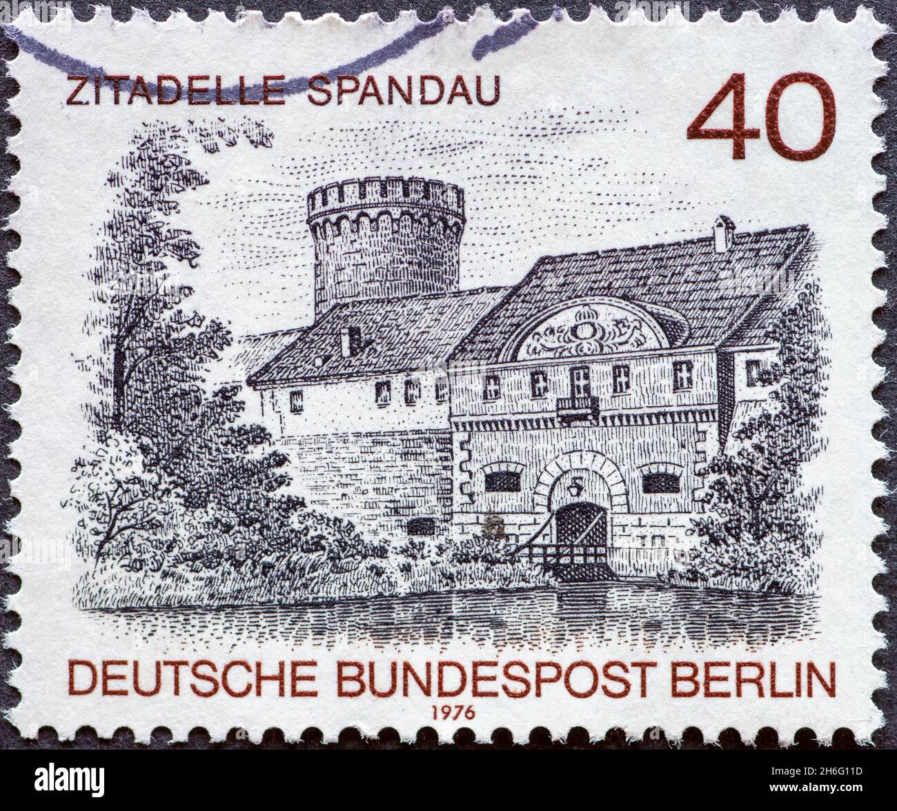 DEUTSCHLAND, Berlin - UM 1976: Eine Briefmarke aus Deutschland, Berlin zeigt eine Berliner Ansicht: Das Zitatell-Gebäude in Spandau Stockfoto