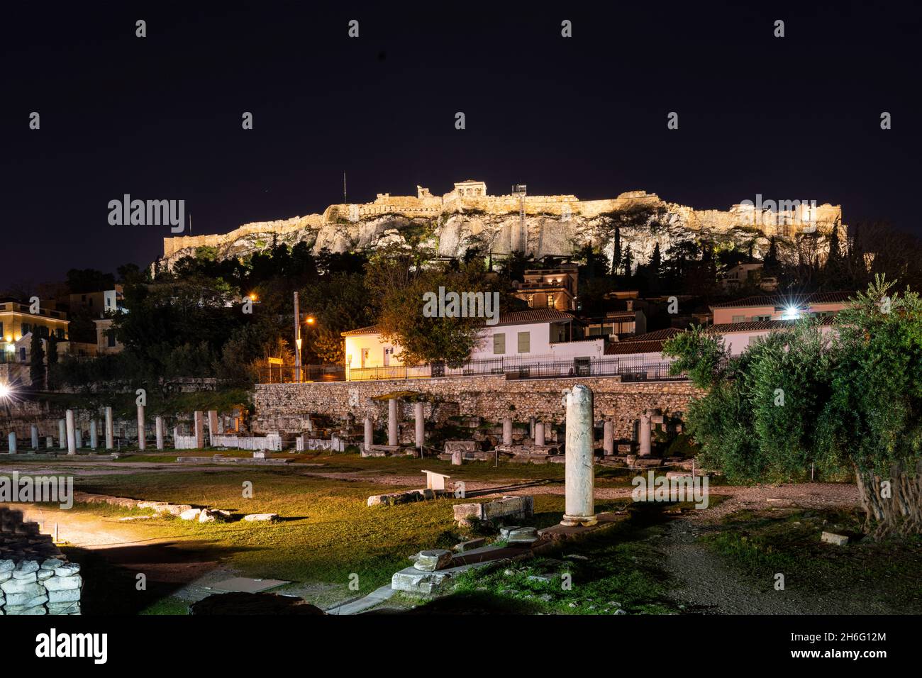 Athen, Griechenland. November 2021. Römische Ausgrabungsstätte Agorà Nacht im Stadtzentrum Stockfoto