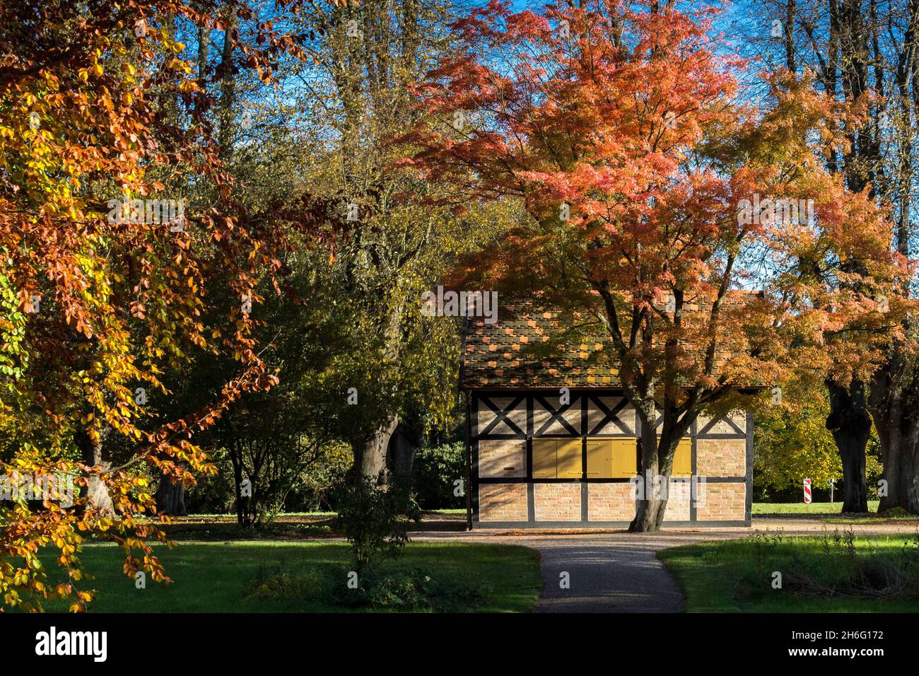 Fachwerkhaus im herbstlichen Schlosspark Bothmer Stockfoto