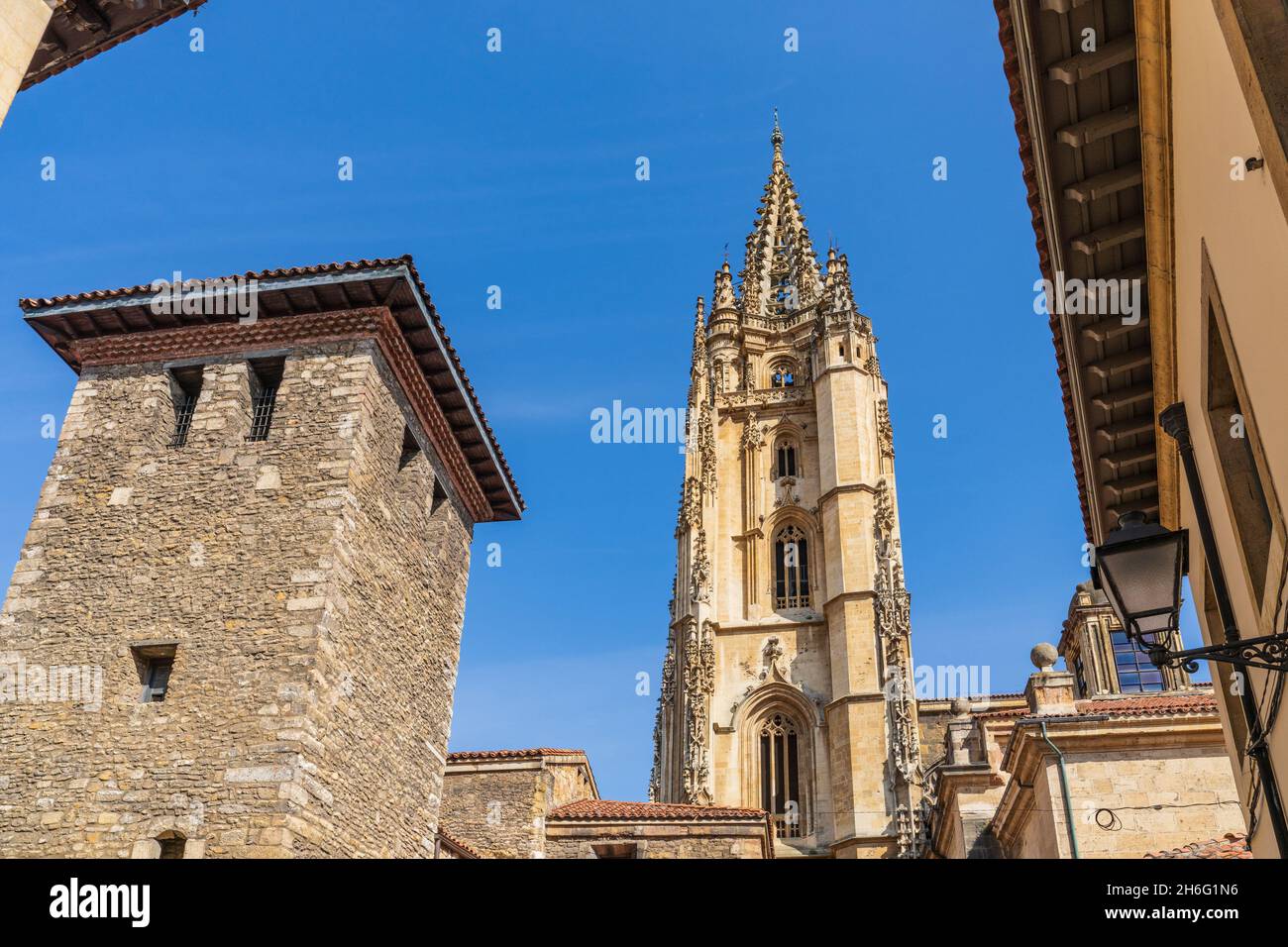 Blick auf den Turm der Kathedrale von Oviedo, Uvieu, in Asturien. Stockfoto