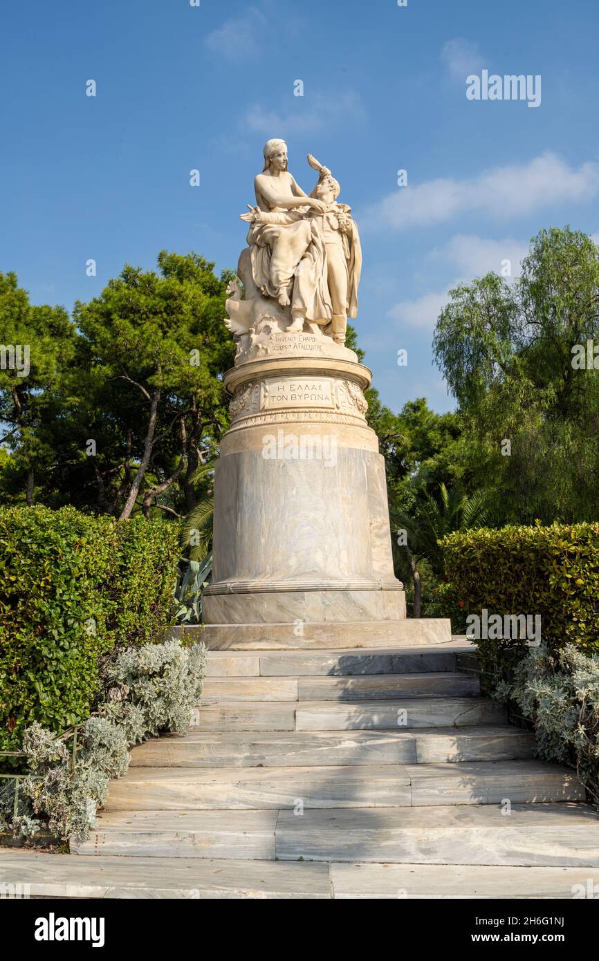 Athen, Griechenland. November 2021. Statue von Lord Byron im Stadtzentrum Stockfoto