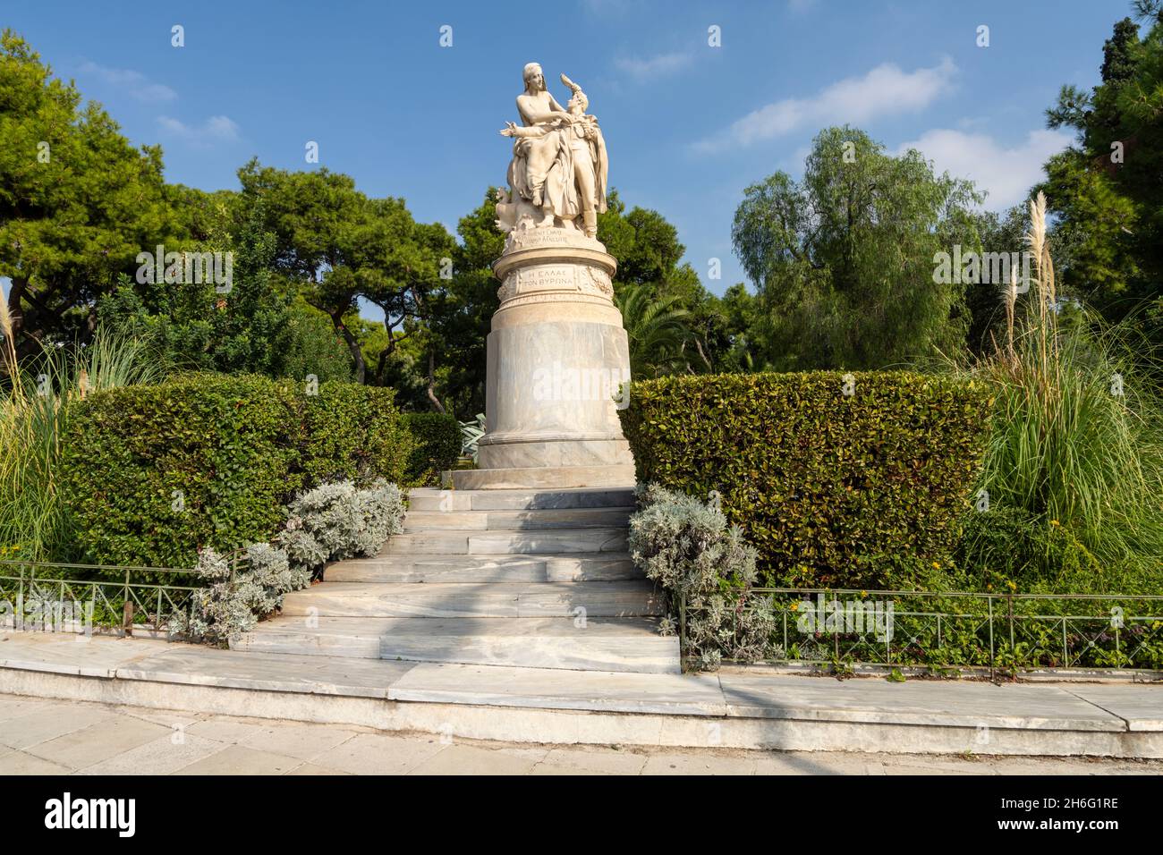 Athen, Griechenland. November 2021. Statue von Lord Byron im Stadtzentrum Stockfoto