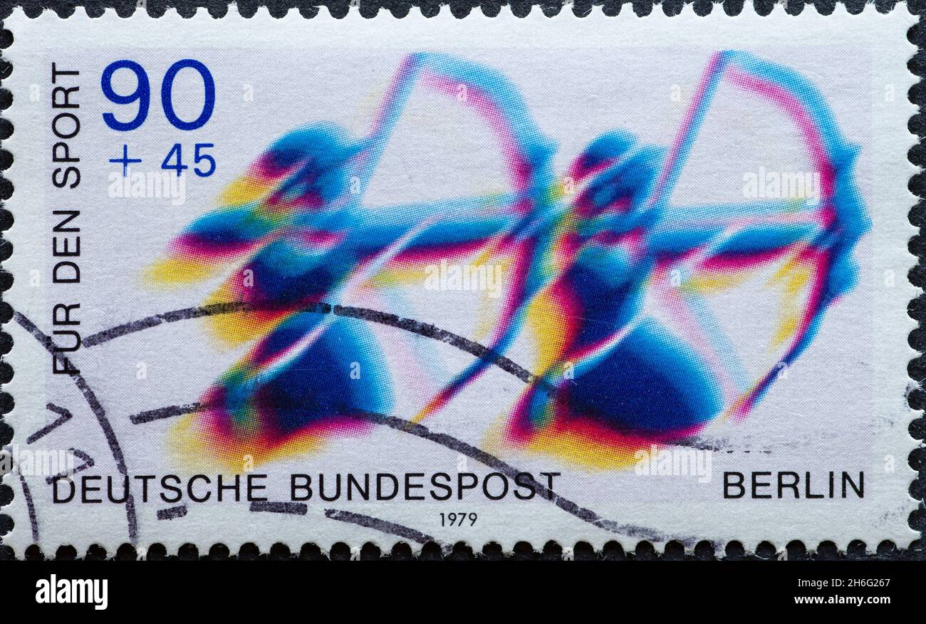 DEUTSCHLAND, Berlin - UM 1979 eine Briefmarke aus Deutschland, Berlin zeigt zwei Bögen, die mit Bögen geschützt sind. Text: Für Sport Stockfoto