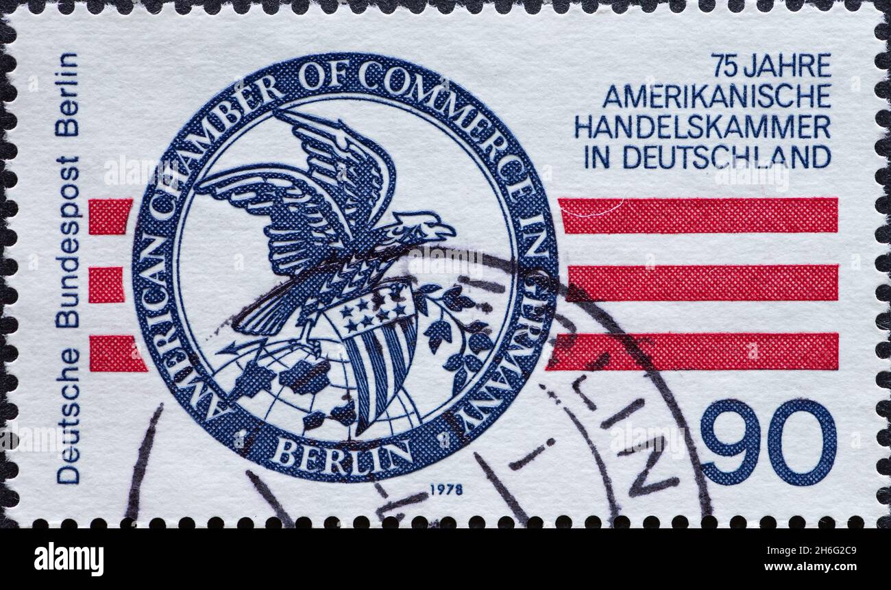 DEUTSCHLAND, Berlin - UM 1978: Eine Briefmarke aus Deutschland, Berlin, zeigt das Wappen mit Adler der Armerican Chamber of Commerce in Deutschland Stockfoto