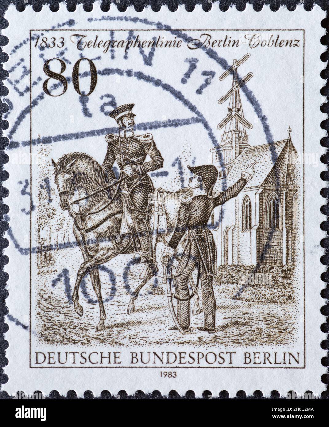 DEUTSCHLAND, Berlin - UM 1983: Eine Briefmarke aus Deutschland, Berlin mit königlich preußischen Telegrafeninspektoren vor der Dorfkirche in Dahlem. Stockfoto