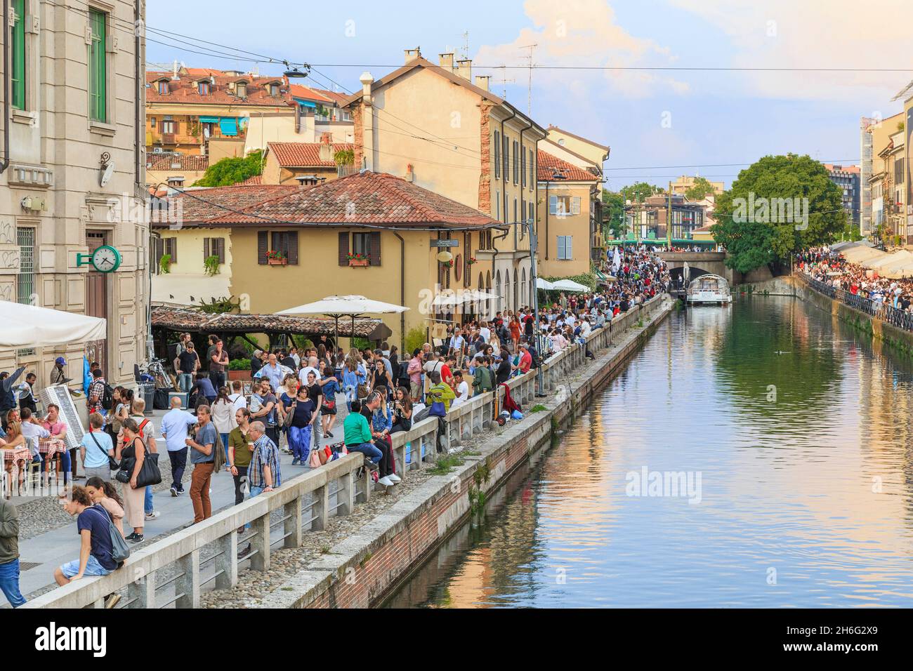 MAILAND, ITALIEN - 12. MAI 2018: Dies ist der Damm des alten Canale Grande des Navigli-Viertels, des romantischsten und lebendigsten Viertels der Stadt. Stockfoto