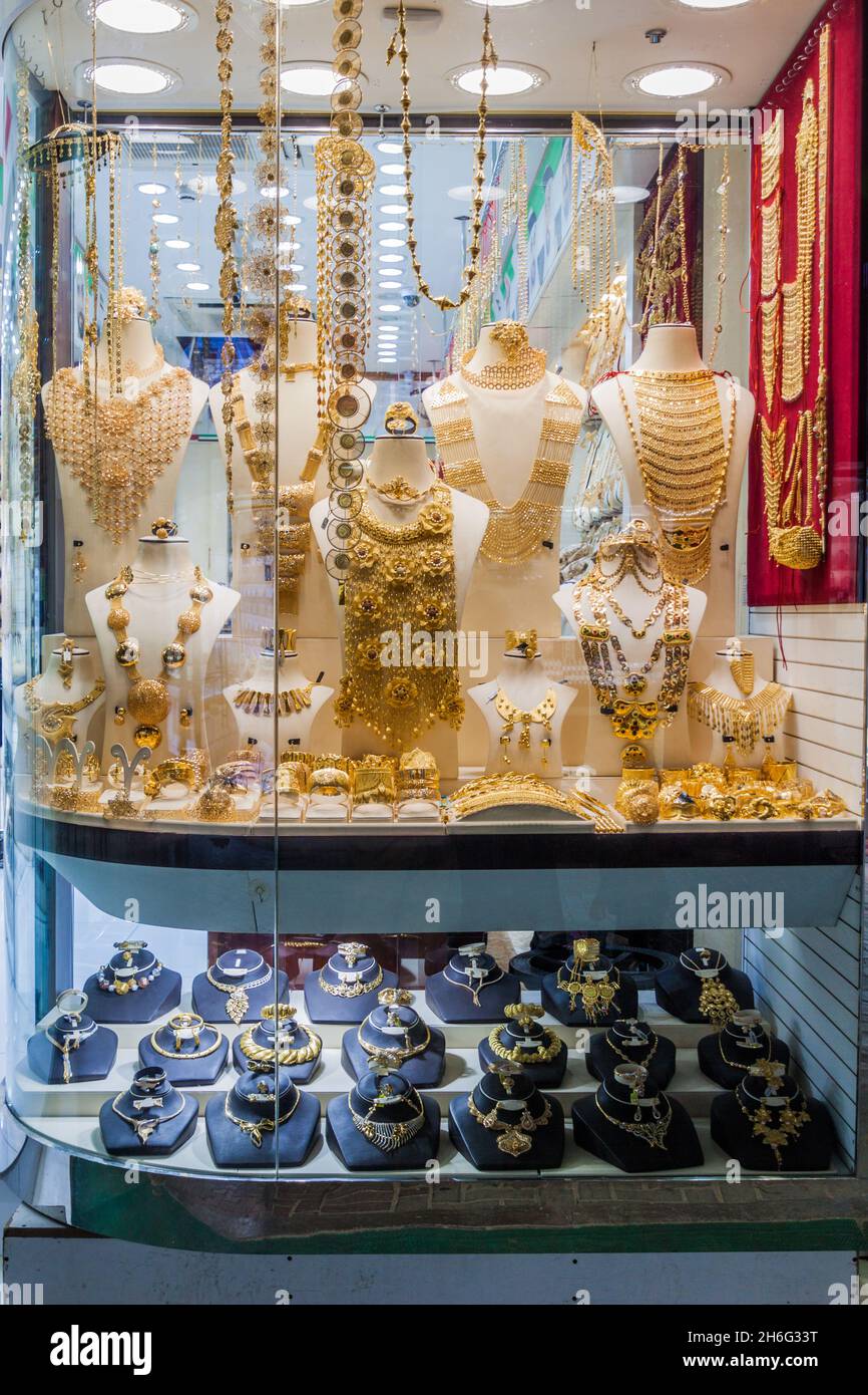 DUBAI, VAE - 10. MÄRZ 2017: Juweliergeschäft im Gold Souq im Viertel Deira in Dubai, Vereinigte Arabische Emirate Stockfoto