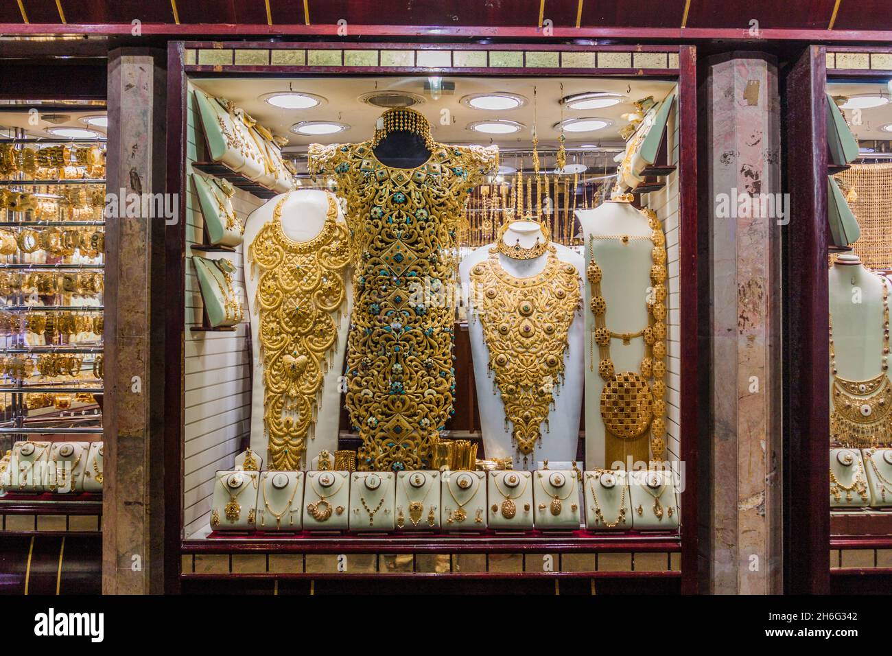 DUBAI, VAE - 10. MÄRZ 2017: Juweliergeschäft im Gold Souq im Viertel Deira in Dubai, Vereinigte Arabische Emirate Stockfoto