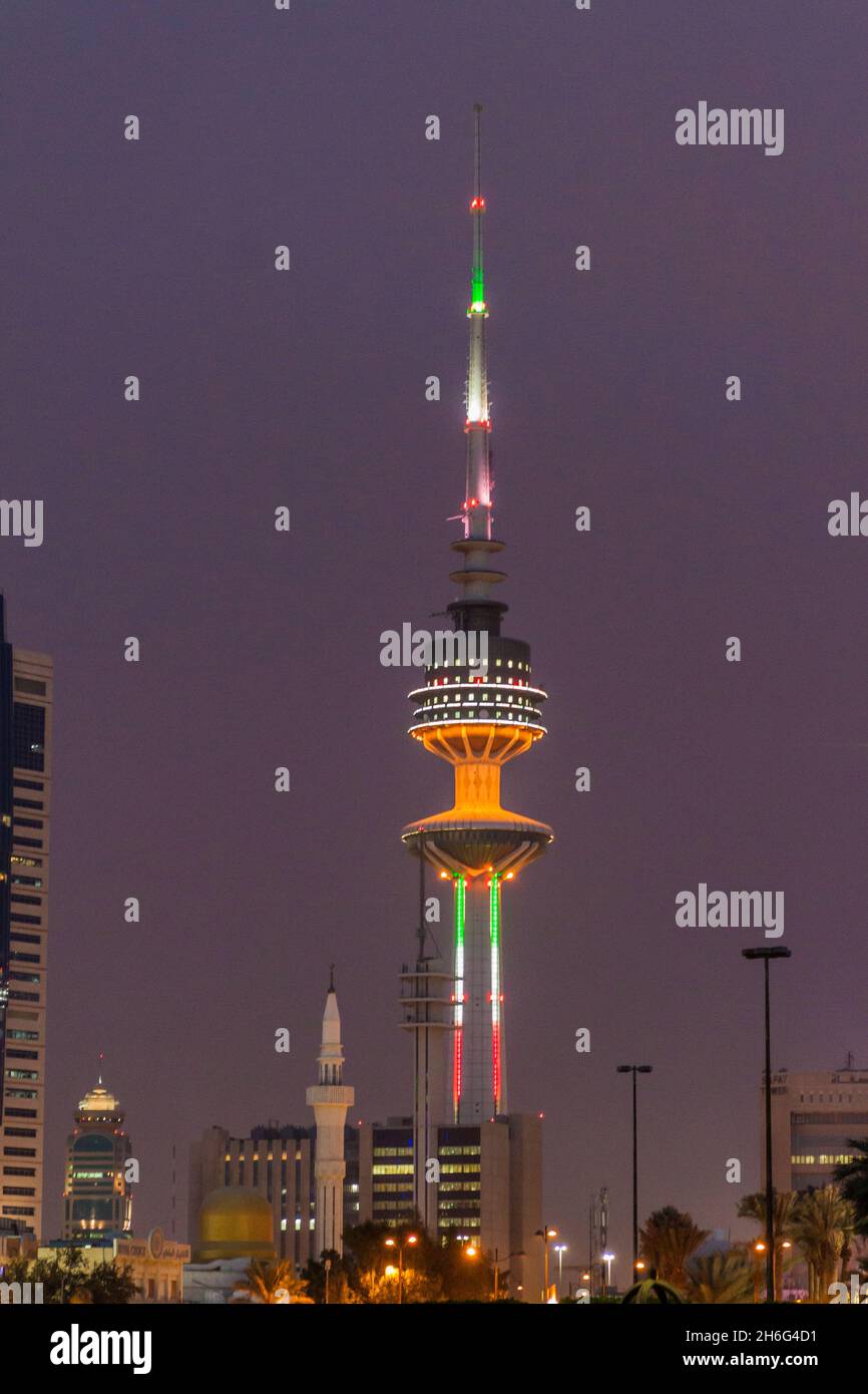 KUWAIT-STADT, KUWAIT - 18. MÄRZ 2017: Nachtansicht des Befreiungsturms in Kuwait Stockfoto