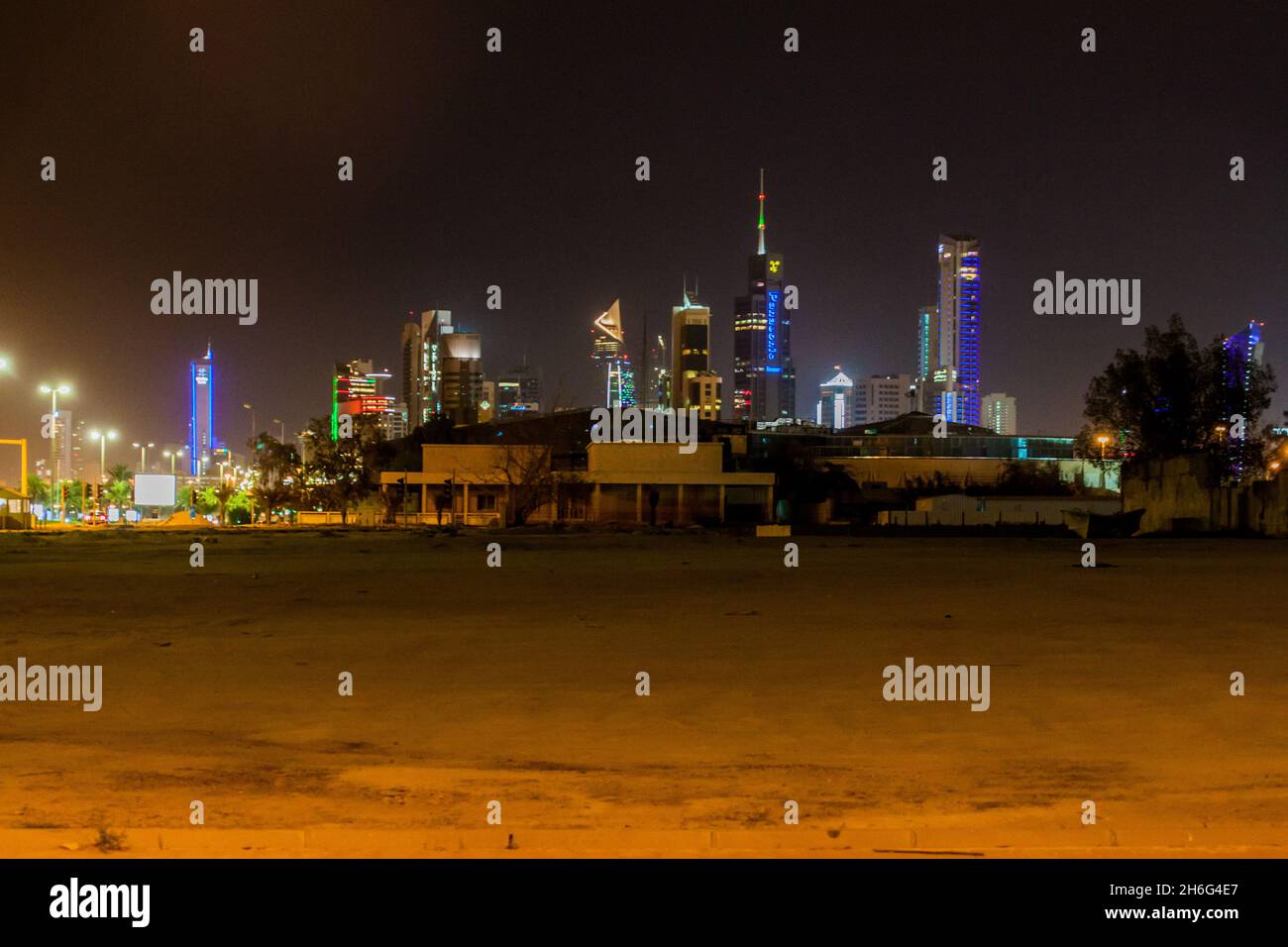 KUWAIT-STADT, KUWAIT - 18. MÄRZ 2017: Nachtansicht der Skyline von Kuwait City. Stockfoto