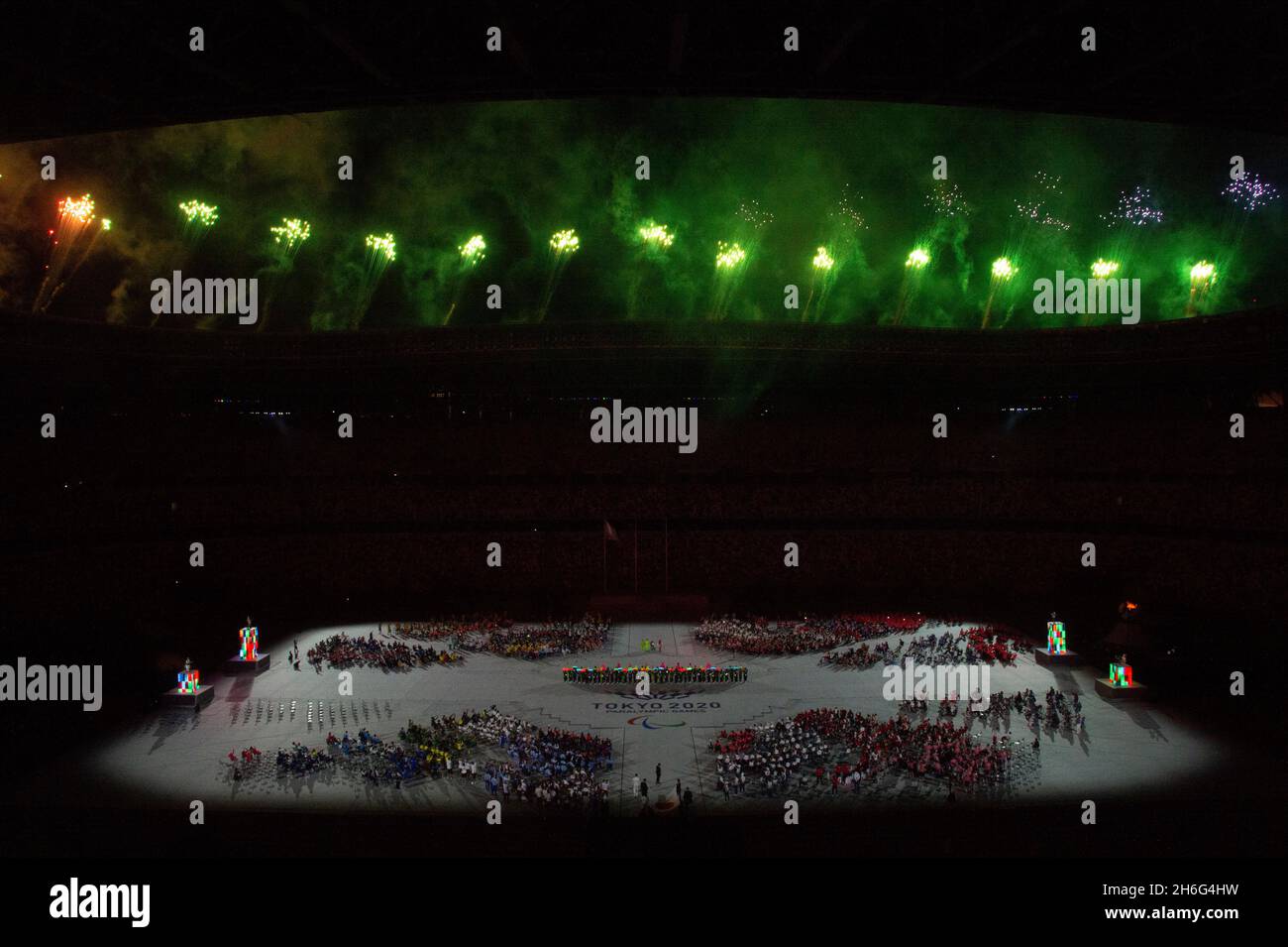 Feuerwerk bei der Abschlusszeremonie der Paralympischen Spiele von Tokio 2020 im Olympiastadion in Tokio, Japan Stockfoto