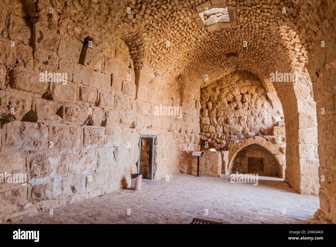 AJLOUN, JORDANIEN - 22. MÄRZ 2017: Innenraum des Schlosses Rabad in Ajloun, Jordanien. Stockfoto