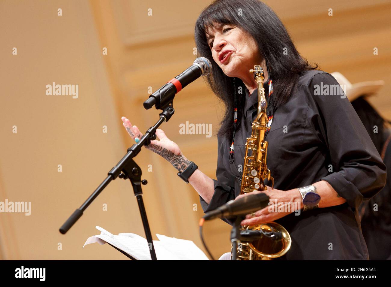 Washington, Vereinigte Staaten von Amerika. 19. September 2019. Joy Harjo tritt während ihrer Eröffnungsveranstaltung als US-Poet Laureate im Coolidge Auditorium am 19. September 2019 in Washington, D.C. auf.Quelle: Shawn Miller/Library of Congress/Alamy Live News Stockfoto