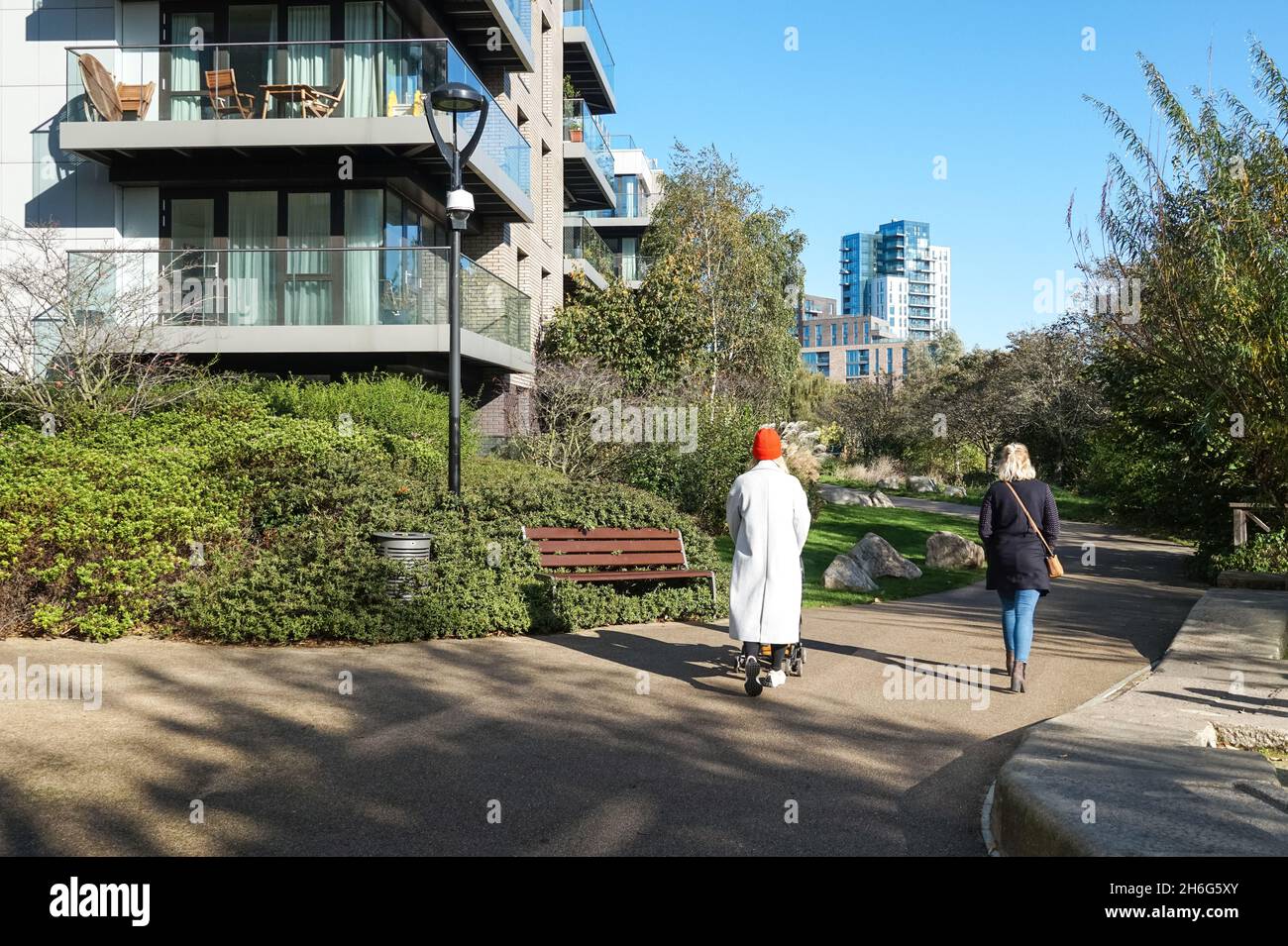 Moderne Wohngebäude in Woodberry Down neben dem Naturschutzgebiet Woodberry Wetlands in Hackney, London England Vereinigtes Königreich Großbritannien Stockfoto