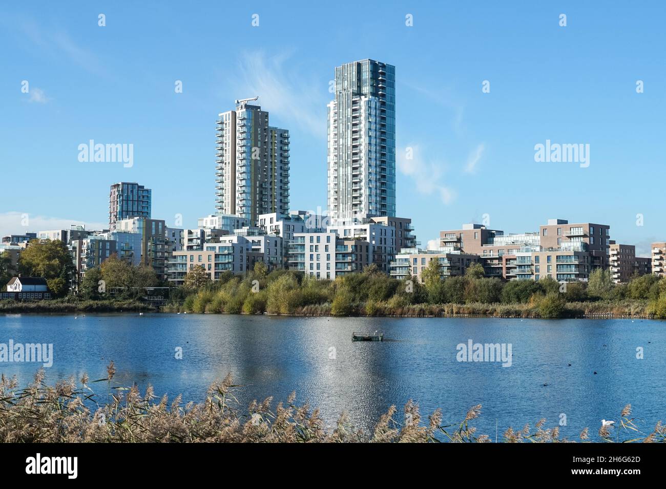 Woodberry Down Moderne Wohngebäude und Woodberry Wetlands Naturschutzgebiet in London England Vereinigtes Königreich Großbritannien Stockfoto