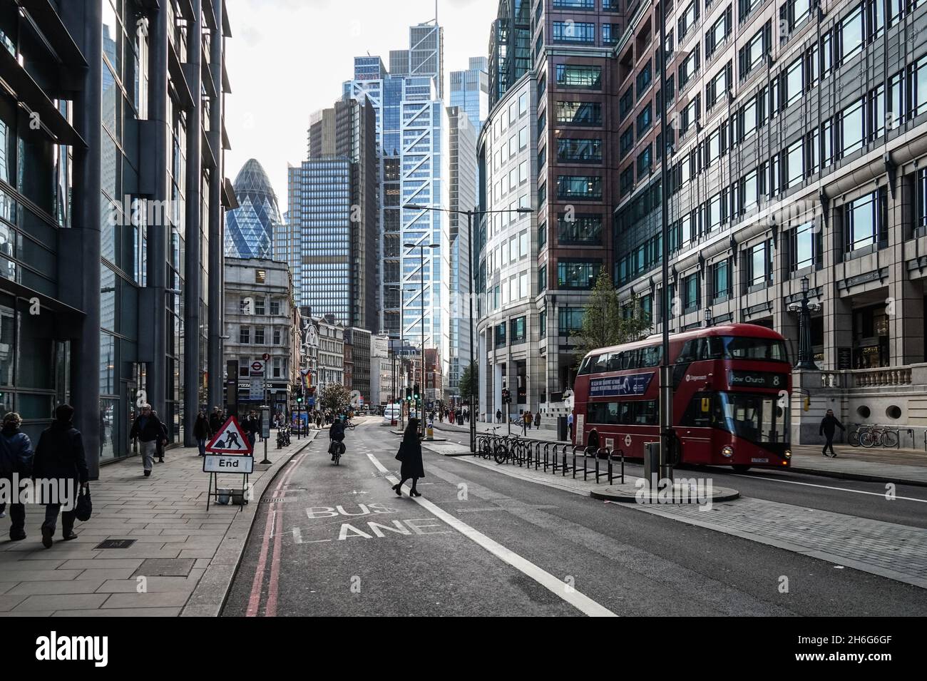 Bishopsgate in Square Mile in der City of London mit Wolkenkratzern im Hintergrund, London England Großbritannien Stockfoto