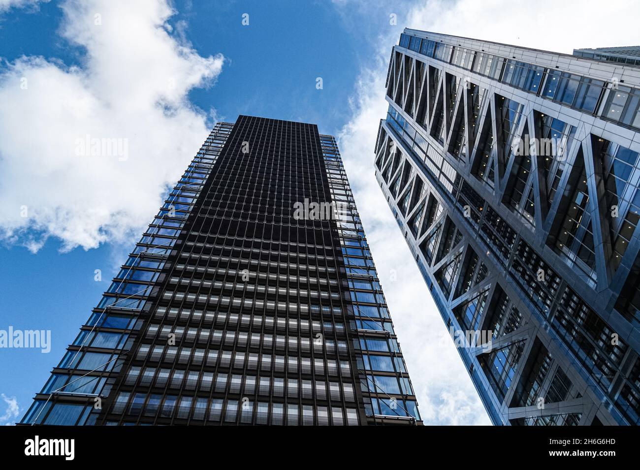 Ein Gebäude in Bishopsgate Plaza mit Pan Pacific London Hotel und Heron Tower, 110 Bishopsgate Wolkenkratzer in London, England, Großbritannien Stockfoto