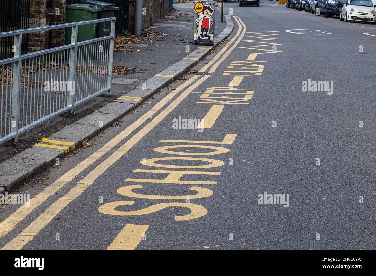 Schule Halten Sie klare Markierungen auf der Straße, um den Platz außerhalb der Schulen frei von geparkten Fahrzeugen zu halten, London England Vereinigtes Königreich Großbritannien Stockfoto