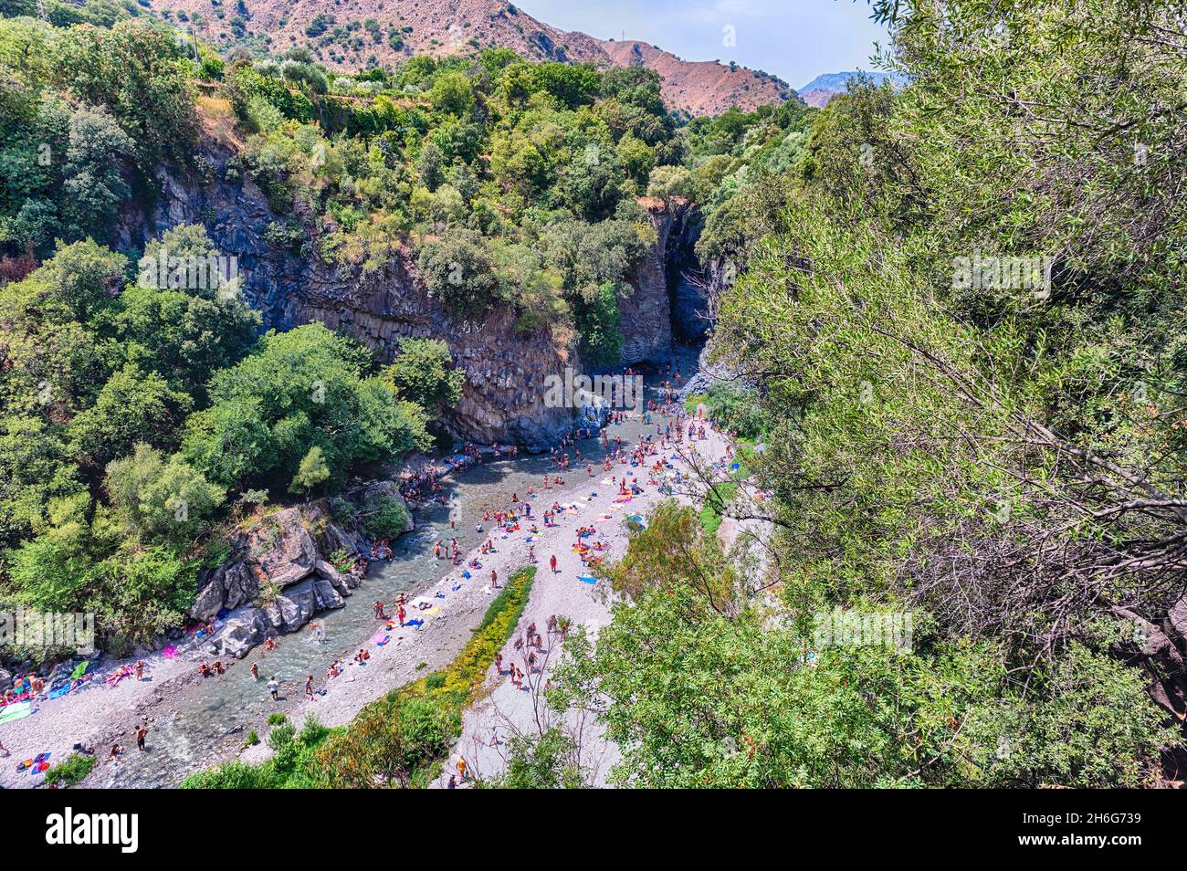 Das beeindruckende natürliche System aus Schluchten und Schluchten erodierte in den letzten Jahrtausenden durch den Fluss Alcantara durch die kristallisierte Lava, die von Mou geflogen wurde Stockfoto