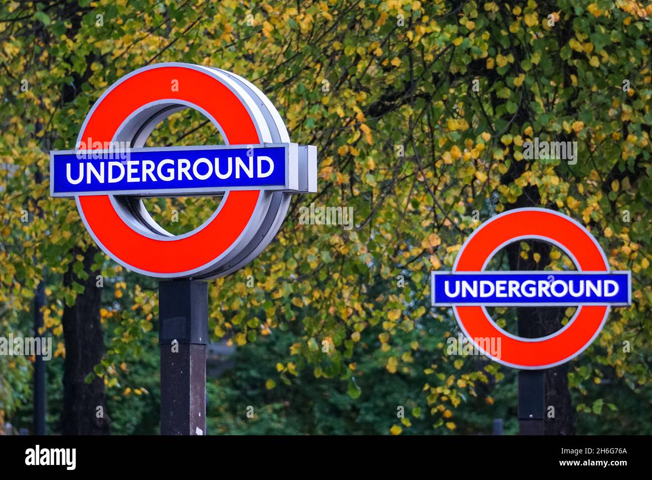 U-Bahn-Station London Roundel Symbols England Vereinigtes Königreich Stockfoto