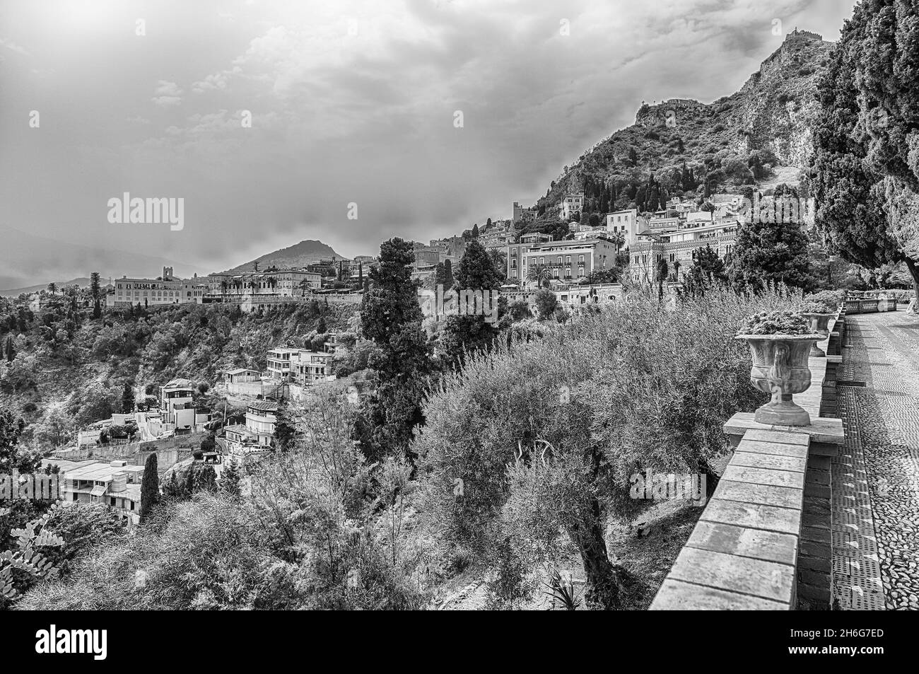 Blick über das Stadtzentrum vom schönen öffentlichen Garten von Taormina, Sizilien, Italien Stockfoto