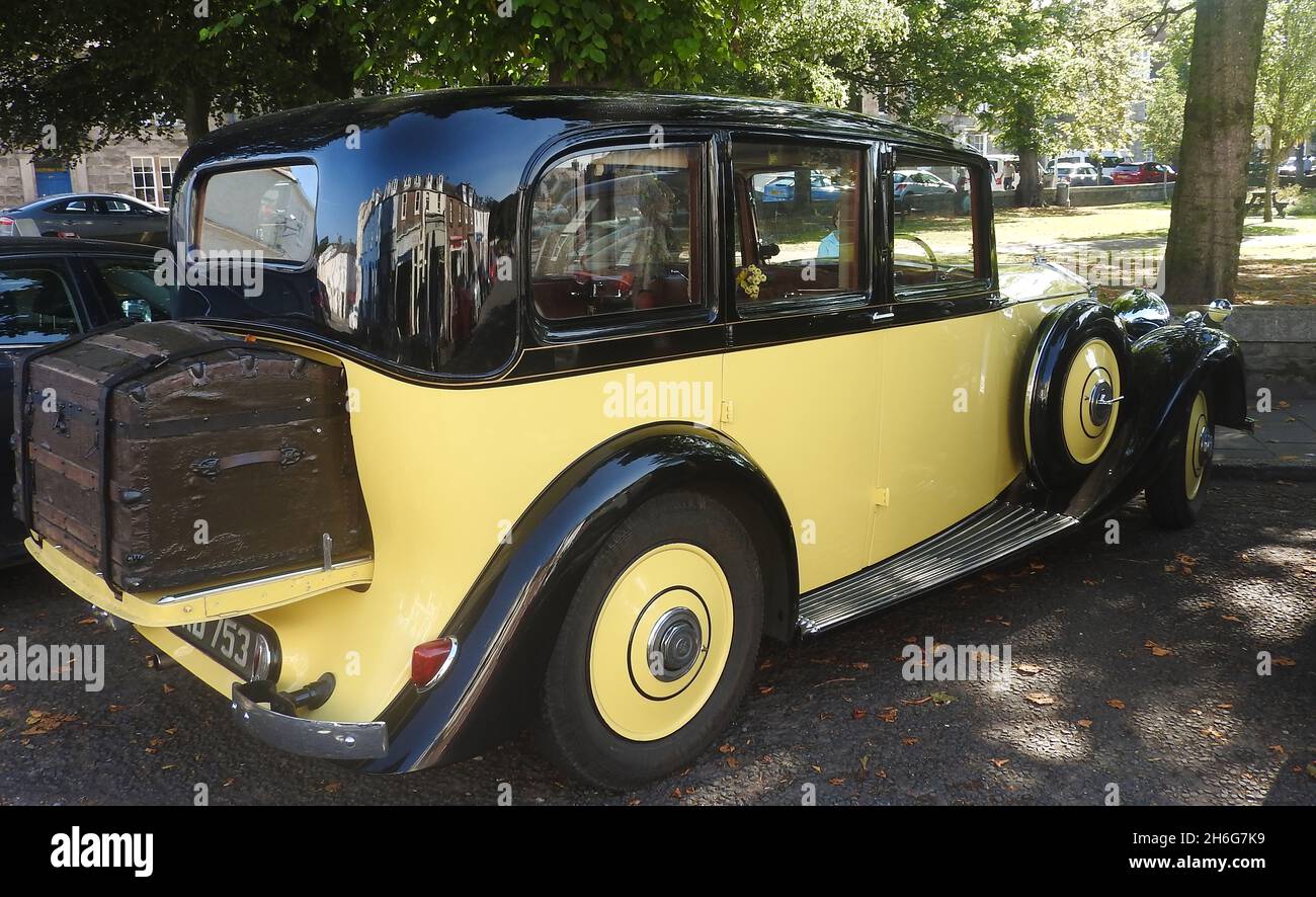 Rolls Royce 20 Ghost Club - Scottish Tour, September 2021 - fotografiert in Kirkcudbright, Dumfries und Galloway. ---- Yellow Rolls Royce mit Heckkiste -- der 20-Ghost Club begann am 26. Mai 1949 von einer Gruppe von Besitzern, die sich der Erhaltung von Rolls-Royce Autos vor 1940 widmeten. Der Name des Clubs stammt von den Autos der Gründer, nämlich dem 40/50 PS starken Silver Ghost und seinem kleineren Pendant, dem 20 PS starken Modell Stockfoto