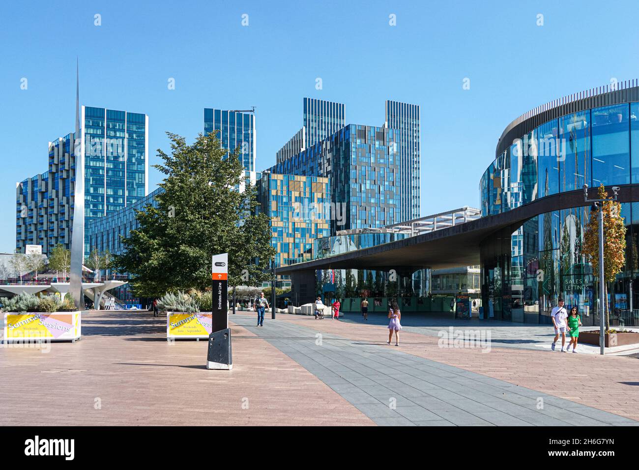 Peninsula Square in North Greenwich mit modernen Büro- und Wohngebäuden, London England Vereinigtes Königreich Großbritannien Stockfoto