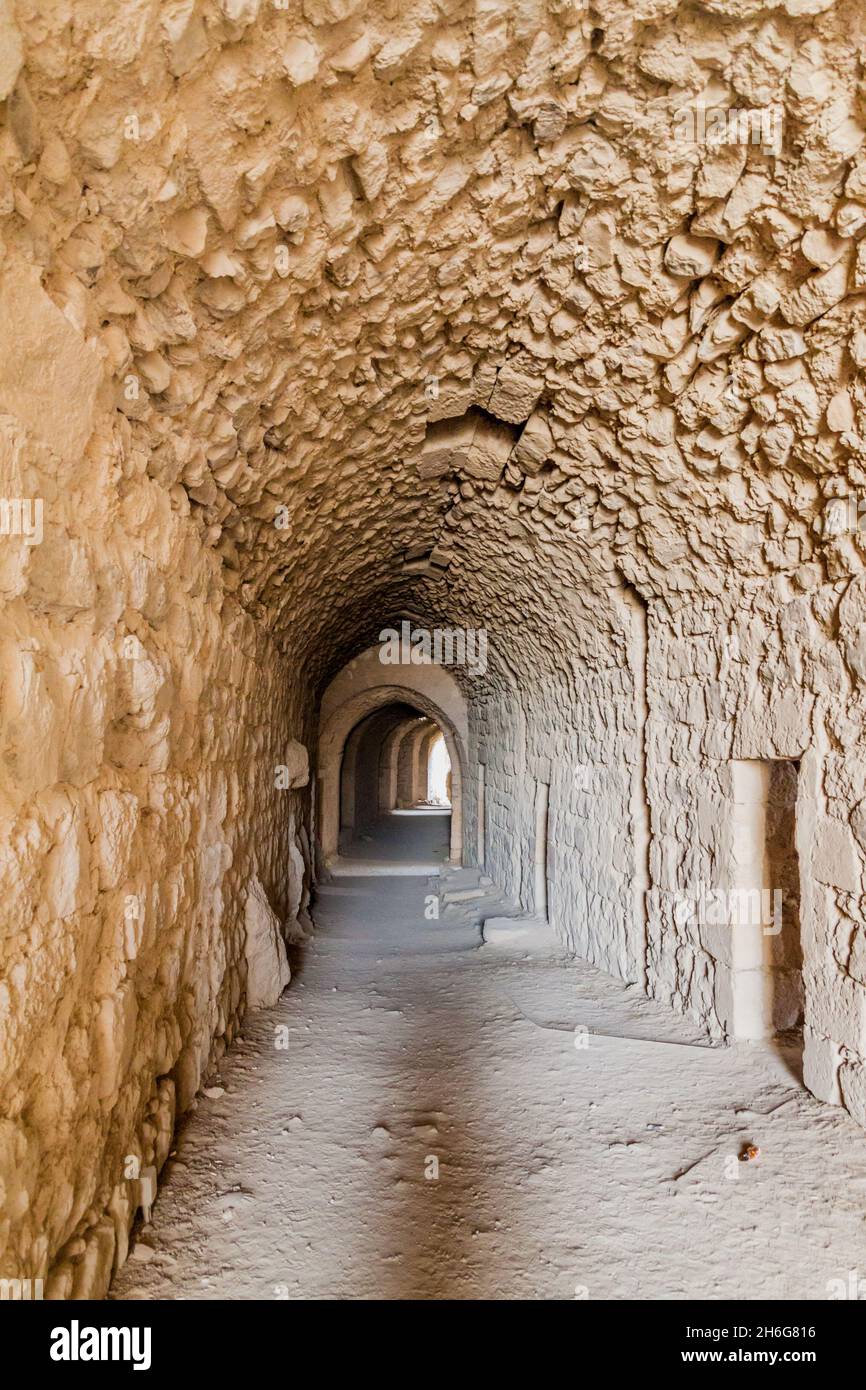 KARAK, JORDANIEN - 2. APRIL 2017: Korridor in den Ruinen der Burg Karak, Jordanien Stockfoto